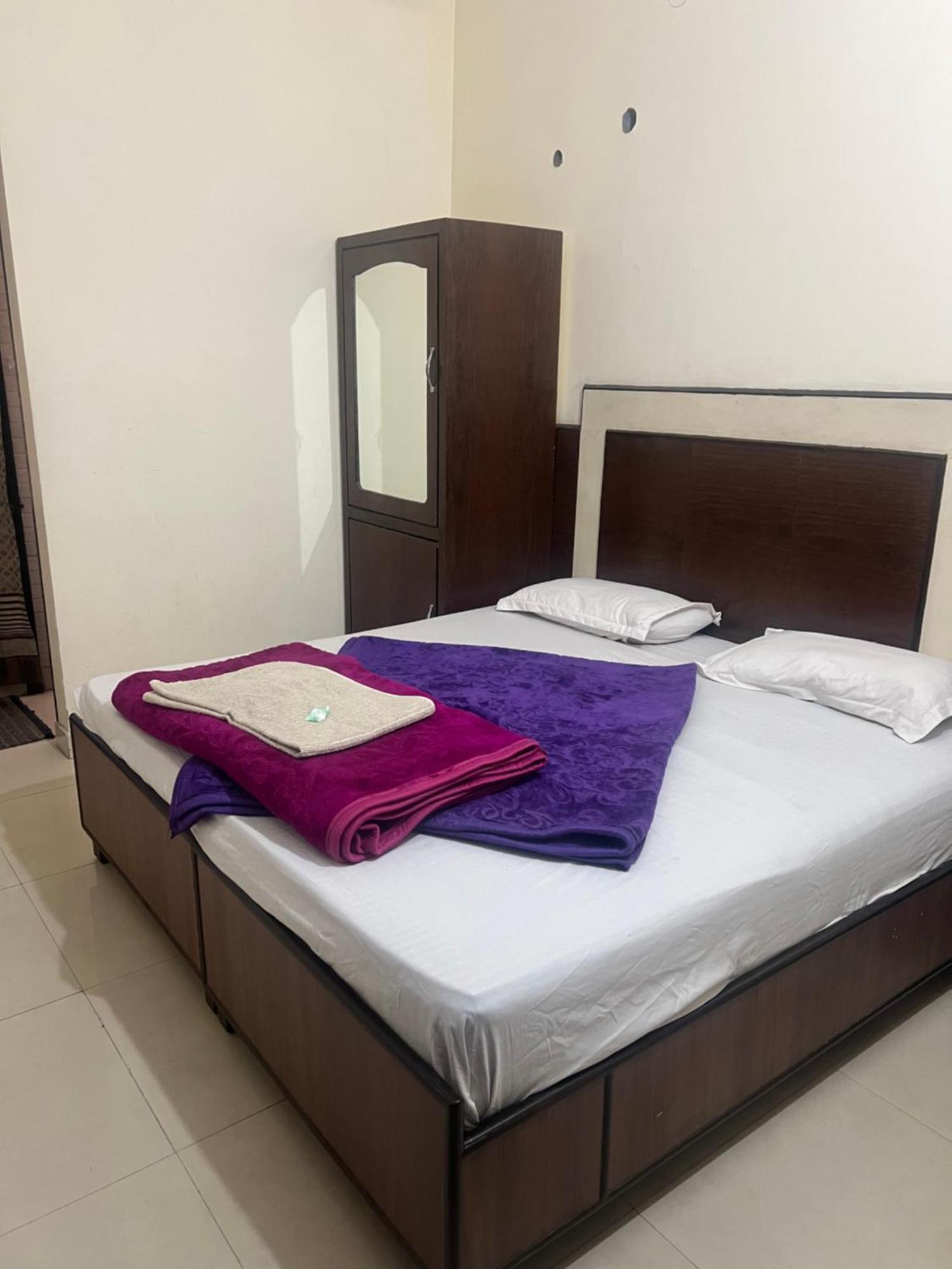 Raja Guest House -- Jalandhar Railway Station -- For Family, Couples, Travellers Exteriér fotografie